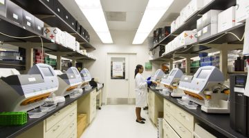 Cientista trabalhando em laboratório de pesquisa