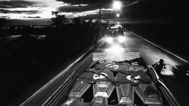 Bandeira do MST cobre os caixões dos trabalhadores assassinados.