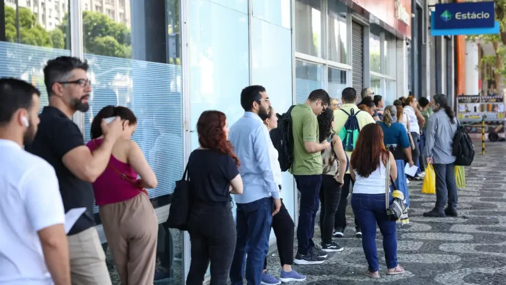 Concursos publicos 2026: mais de 163 mil vagas abertas com salarios de ate R$ 44 mil