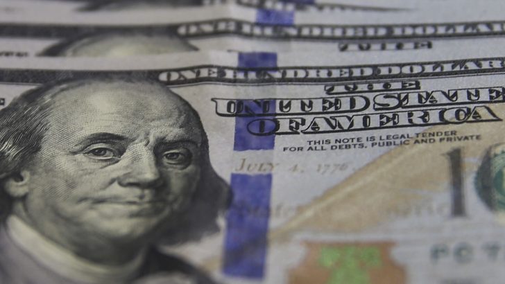 Dolar fecha abaixo de R$ 5 pela primeira vez em dois anos e Ibovespa bate 198 mil pontos