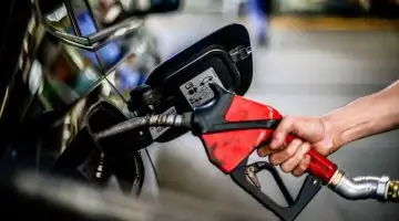 Gasolina pode chegar a R$ 7: como o bloqueio de Ormuz afeta o preco dos combustiveis no Brasil