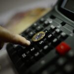 Notas de real representando a economia e inflação