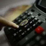 Notas de real representando a economia e inflação