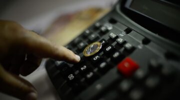 Notas de real representando a economia e inflação