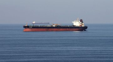 Ira reabre Estreito de Ormuz e petroleo despenca 10%: gasolina pode cair no Brasil em maio