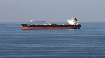 Ira reabre Estreito de Ormuz e petroleo despenca 10%: gasolina pode cair no Brasil em maio