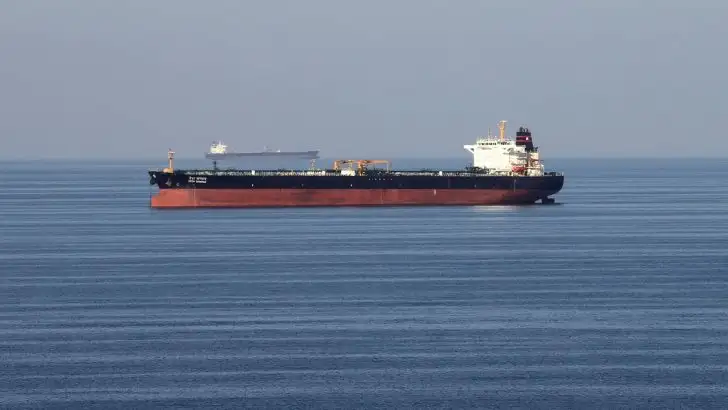 Ira reabre Estreito de Ormuz e petroleo despenca 10%: gasolina pode cair no Brasil em maio