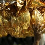 Ovos de chocolate de Páscoa em prateleira de loja