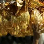 Ovos de chocolate de Páscoa em prateleira de loja