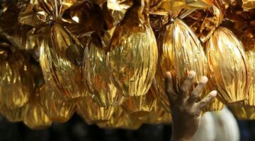 Ovos de chocolate de Páscoa em prateleira de loja