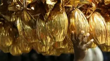 Ovos de chocolate de Páscoa em prateleira de loja