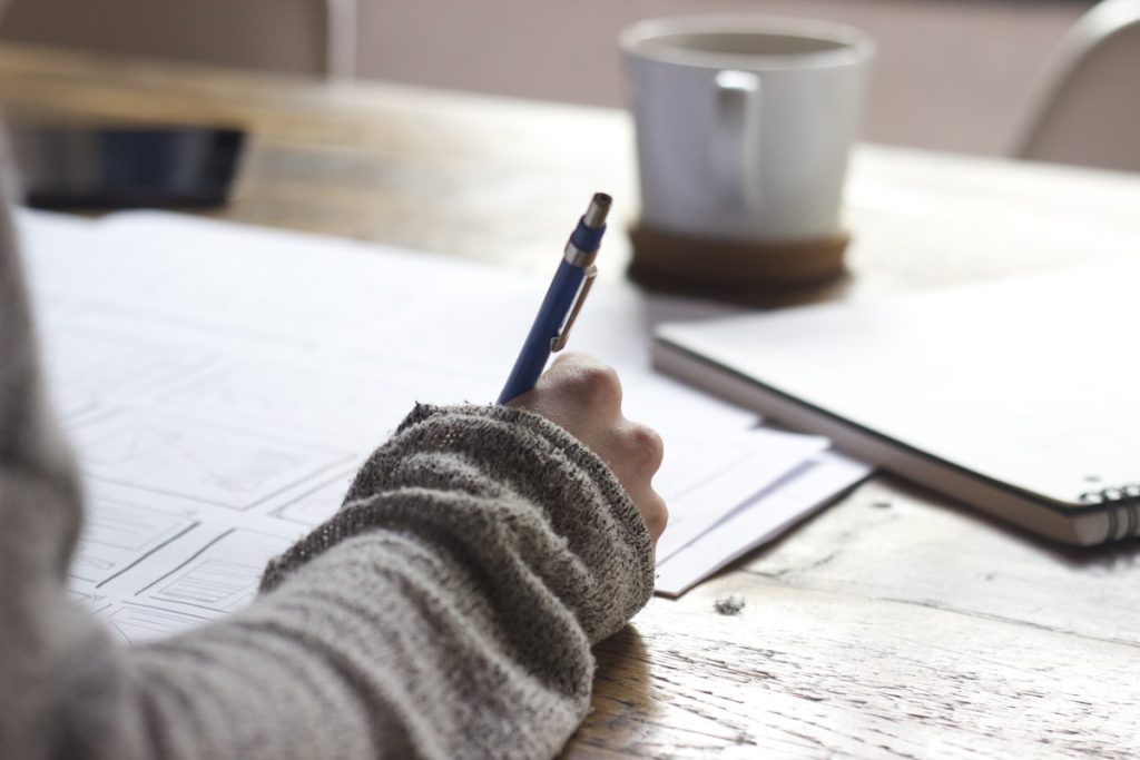 Como estudar para concursos publicos em 2026: metodo, cronograma e materiais gratuitos