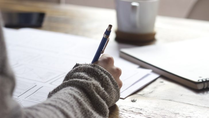 Como estudar para concursos publicos em 2026: metodo, cronograma e materiais gratuitos