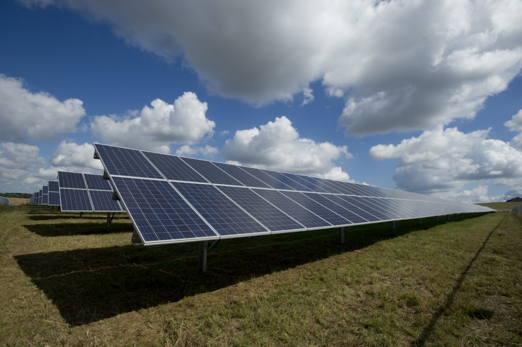 Energia solar residencial 2026: quanto custa, quanto economiza, financiamento e prazo de retorno