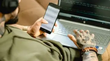 Smartphone com sinal 5G em torre de telecomunicacao no Brasil