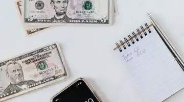 Pessoa consultando celular com aplicativo do Bolsa Familia 2026