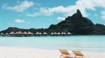 Praia brasileira com coqueiros, destino de ferias de julho 2026