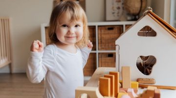 Pai segurando filho no colo representando direitos paternos