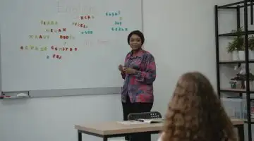 Estudante universitario com livros e notebook em biblioteca