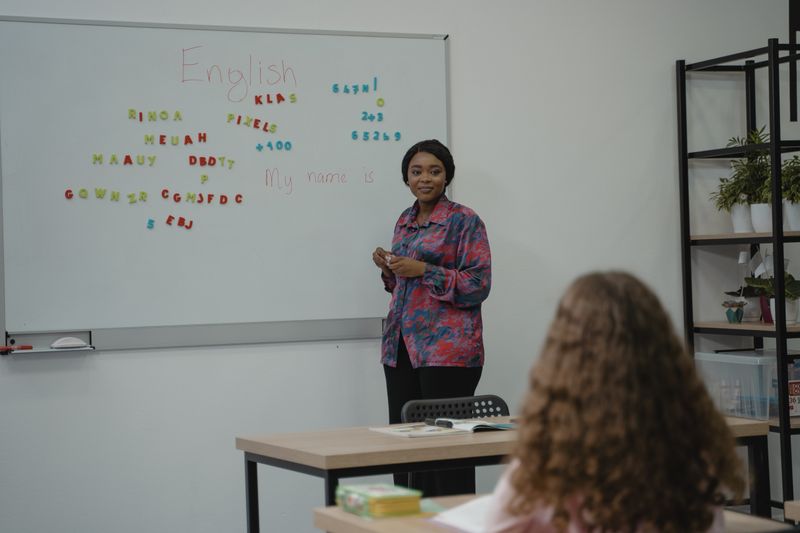 Estudante universitario com livros e notebook em biblioteca