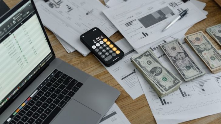 Profissional analisando graficos economicos em escritorio