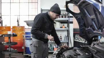Pessoa estressada no trabalho representando burnout e saude mental