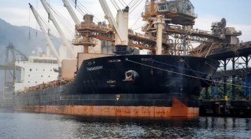 Navio cargueiro atracado no Porto de Santos, principal porta de saída das exportações brasileiras