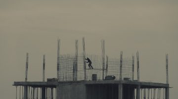 Trabalhadores da construcao civil com equipamento de protecao