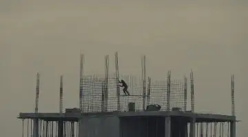 Trabalhadores da construcao civil com equipamento de protecao