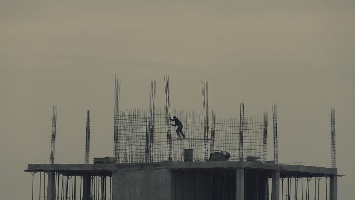 Trabalhadores da construcao civil com equipamento de protecao