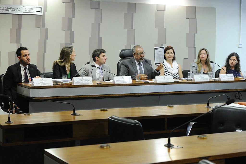 Sessao de comissao sobre direito do trabalho no Senado