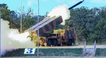 Lançador do sistema Astros II do Exército Brasileiro durante visita institucional