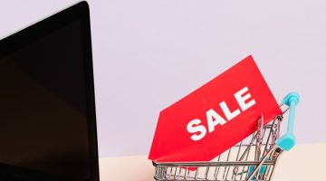Consumidor fazendo compras com direitos garantidos pelo CDC