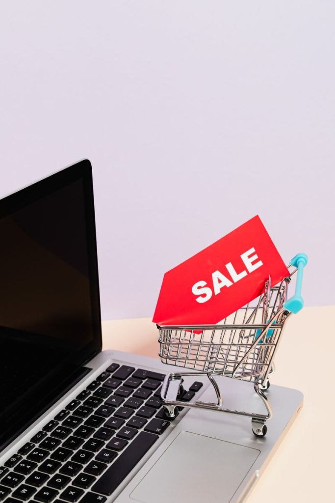 Consumidor fazendo compras com direitos garantidos pelo CDC