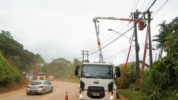 Funcionários da empresa de energia fazem reparos da rede eletrica na Rio-Santos, altura da Praia de Camburi (52707069726)