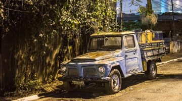 Automovel estacionado em rua de Sao Paulo