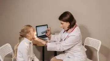 Laco rosa simbolizando campanha Outubro Rosa 2026 contra cancer de mama