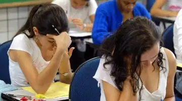 Participantes chegando ao local de prova de um exame nacional no Brasil