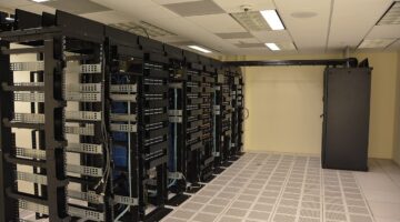 Corredor de racks de servidores em um data center