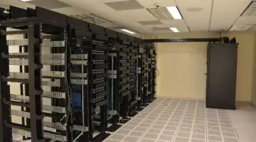 Corredor de racks de servidores em um data center
