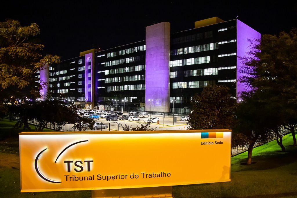 Fachada de tribunal iluminada