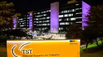 Fachada de tribunal iluminada