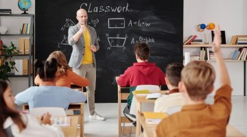 Professora em sala de aula no Dia do Professor 2026