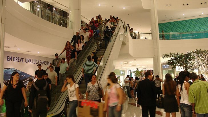 Interior de shopping center no Brasil