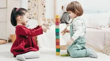 Criancas brincando felizes no Dia das Criancas 2026